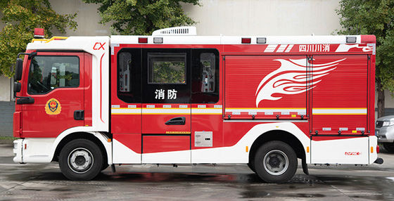 Pequeños camión de la lucha contra el fuego del HOMBRE y oferta de la espuma con 8 bomberos